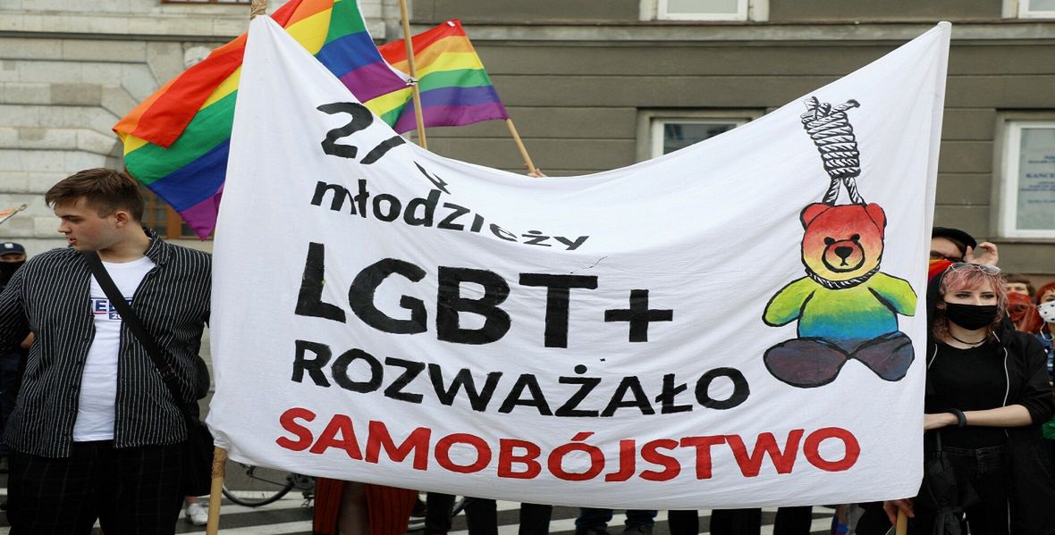 2/3 młodzieży LGBT+ rozważało samobójstwo. Protest pod hasłem &quot;Ludzie, nie ideologia!&quot; w ramach sprzeciwu wobec słów prezydenta Andrzeja Dudy