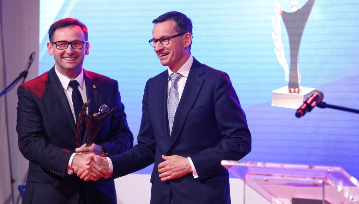 Prezes PKN Orlen Daniel Obajtek (z lewej) i premier Mateusz Morawiecki podczas uroczystej gali V edycji Nagrody Złoty Laur Super Biznesu. Rok 2018