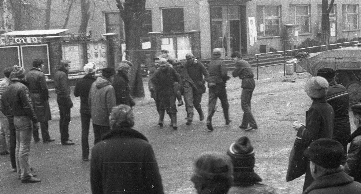 Górnicy, hołubieni przez władzę ludową, w latach 80. stali się jej największym wrogiem. Na zdjęciu górnicy niosą kolegę rannego podczas pacyfikacji KWK Wujek.16 grudnia 1981 roku