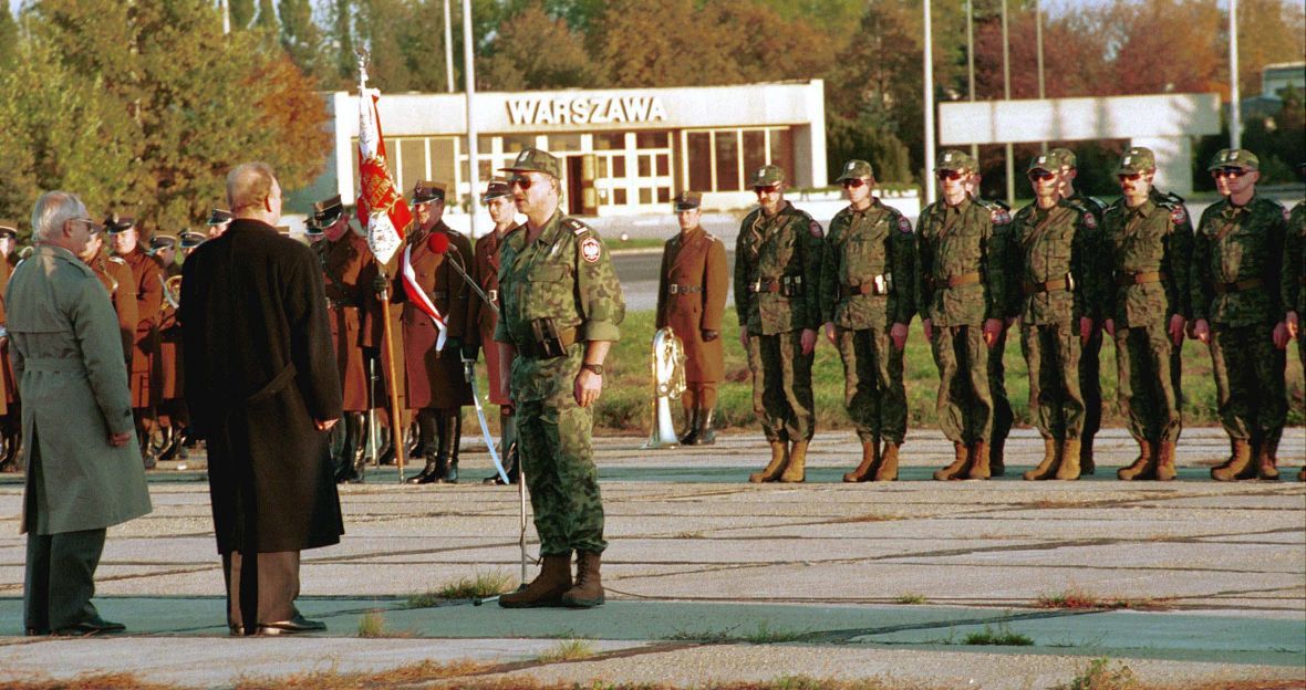 Pożegnanie komandosów GROM przed wylotem na Haiti. 17 października 1994 roku. Do tego czasu opinia publiczna nie wiedziała o istnieniu elitarnej jednostki