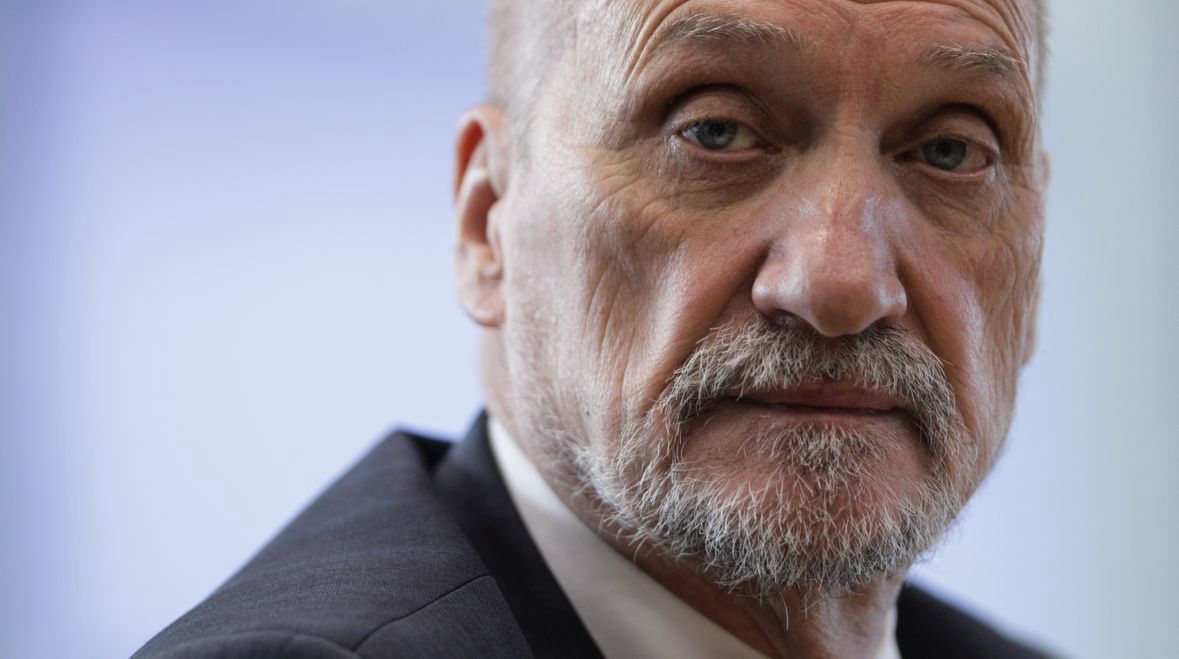 &quot;Im dłużej Macierewicz szuka, tym bardziej jest pewne, że nikt nie spowodował katastrofy specjalnie, lecz on ciągle nie chce w to uwierzyć&quot;
