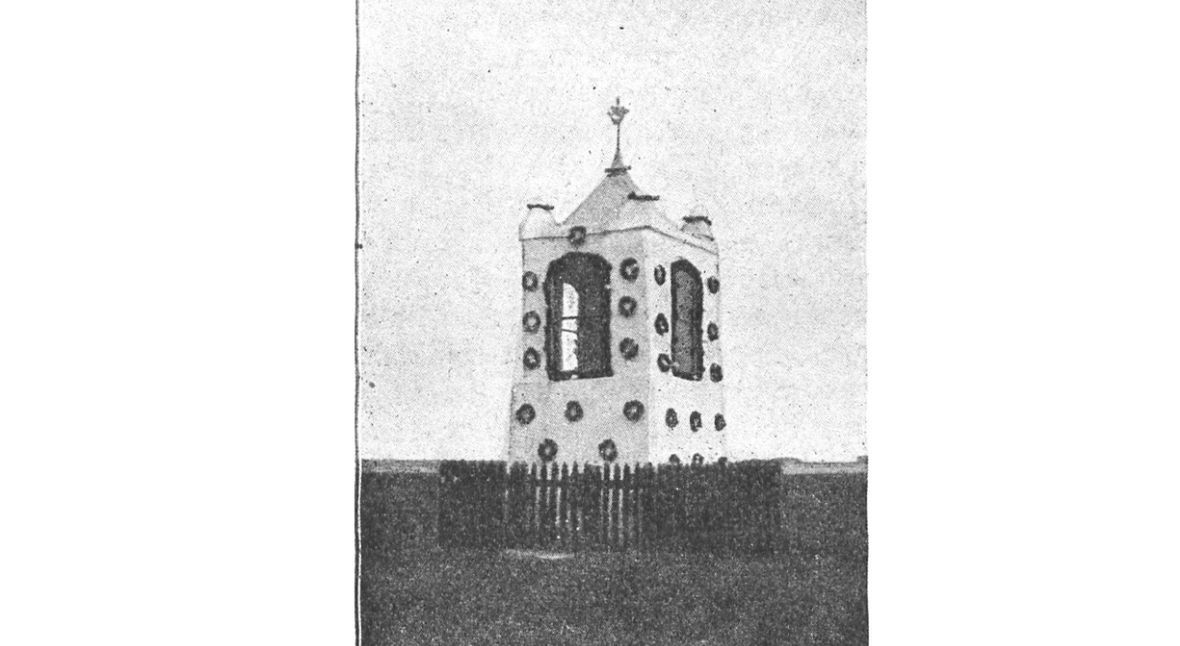 Kapliczka w Borucinie. Zdjęcie z książki &quot;ZDROJE RADUNI. Przewodnik po tak zw. Szwajcaryi Kaszubskiej&quot;, rok 1913