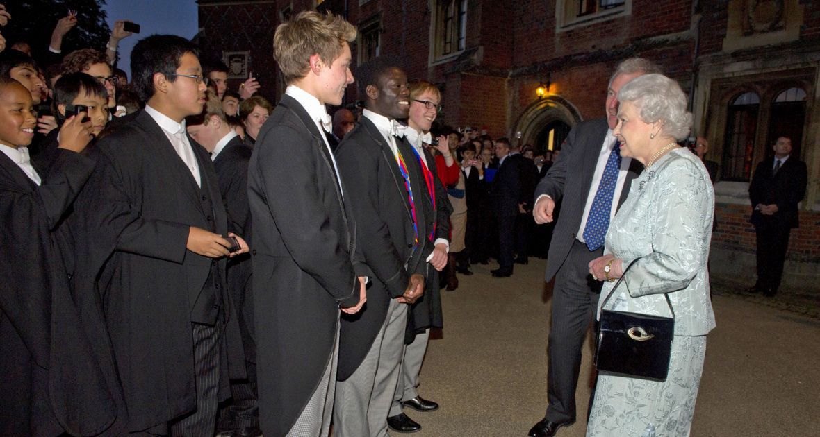 Królowa Elżbieta II wizytuje Eton College, jedną ze szkół silnie osadzonych w brytyjskim systemie edukacji