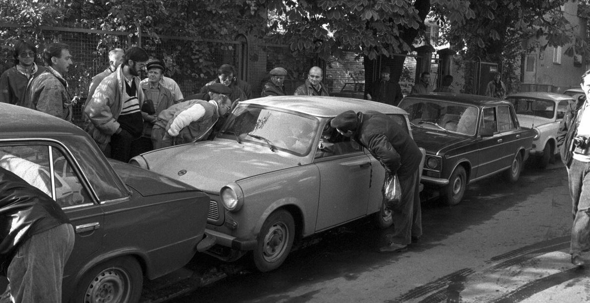 Październik 1989 r. Setki obywateli NRD koczują przed siedzibą ambasady RFN w Warszawie oczekiwaniu na zezwolenie na wjazd