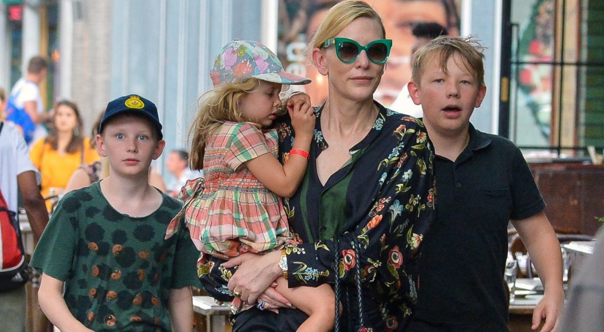 Cate Blanchette na spacerze z dziećmi