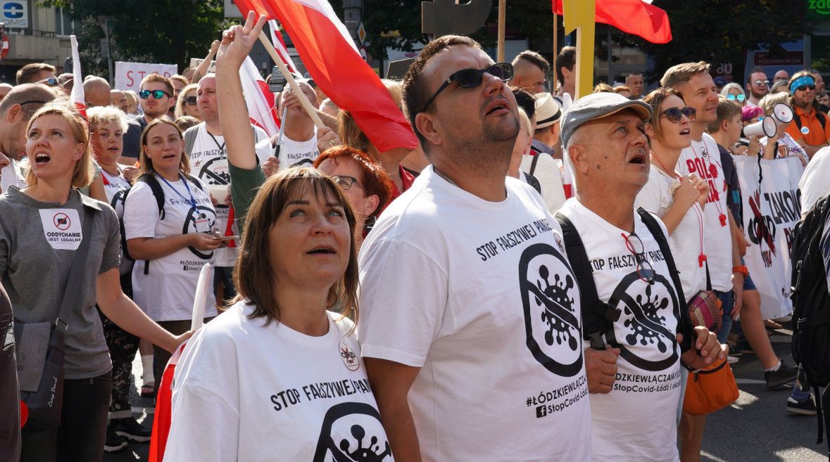 Demonstracja przeciwników ograniczeń związanych z pandemią koronawirusa. Przekaz jest prosty - pandemia jest fałszywa. Warszawa, 12 września 2020 roku
