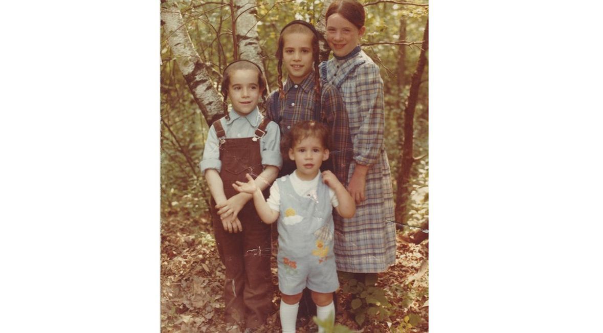 Denn (drugi z lewej) z rodzeństwem podczas wycieczki w górach Catskill, lato 1984 roku