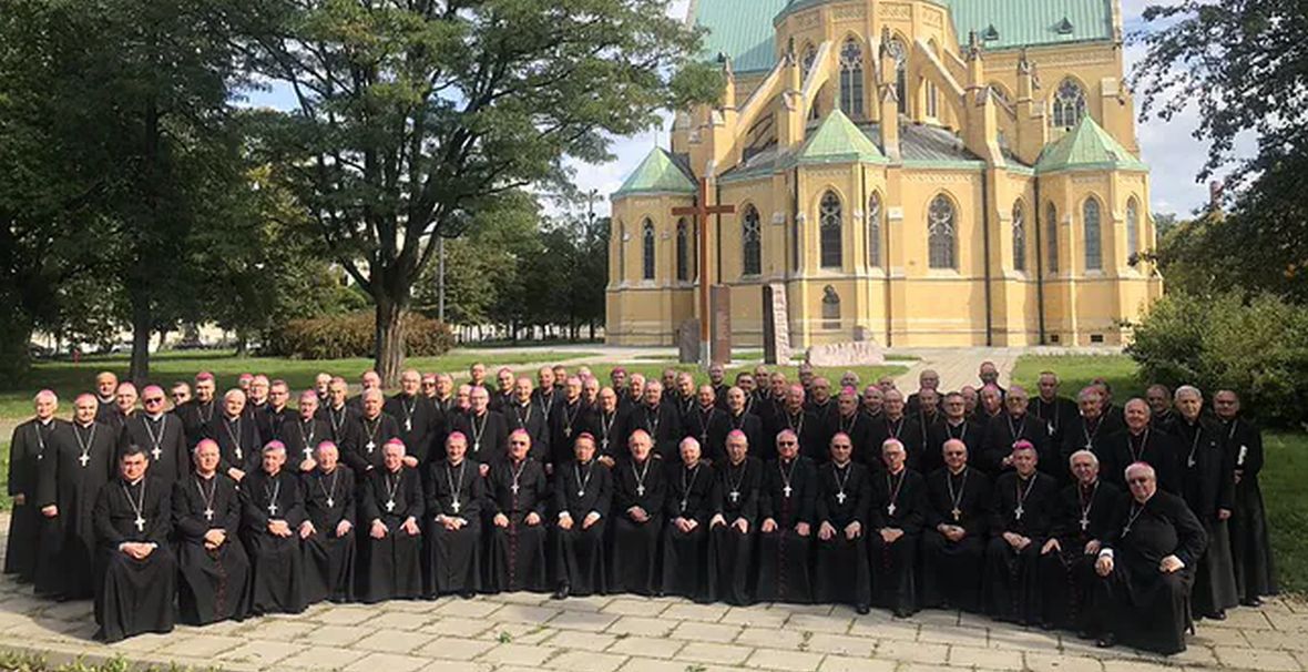 &quot;Mamy jeszcze jeden problem, a mianowicie to, że dochodzenia w sprawach polskich biskupów prowadzą inni polscy biskupi&quot;