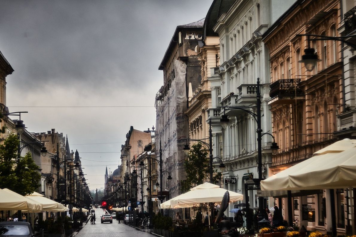 Ulica Piotrkowska w Łodzi w deszczowym dniu