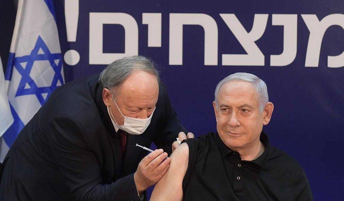 Premier Izraela Benjamin Netanjahu otrzymuje szczepienie na COVID-19