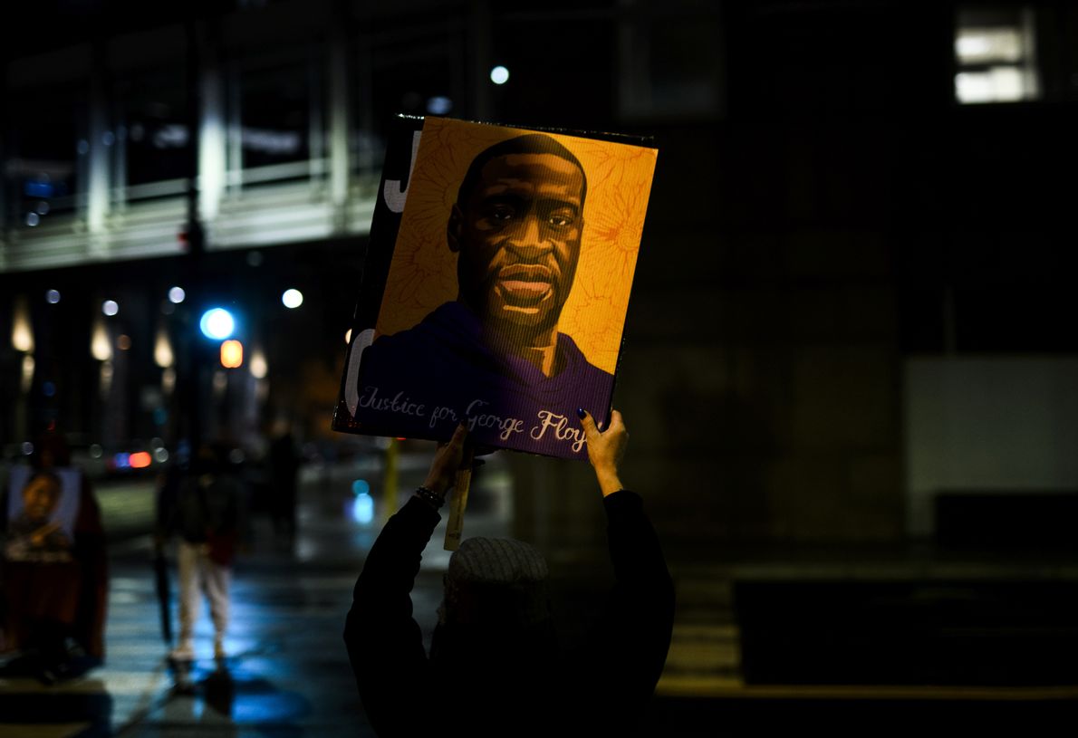 Minneapolis, Minnesota, USA, 9.04.2021: podobizna George\'a Floyda na demonstracji domagającej się skazania policjanta Dereka Chauvina za jego zabójstwo
