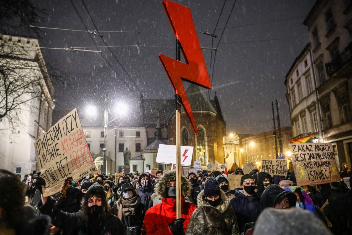 Symbol błyskawicy na proteście kobiet przeciwko zakazowi aborcji, Kraków, Polska, 29.01.2021 r. 