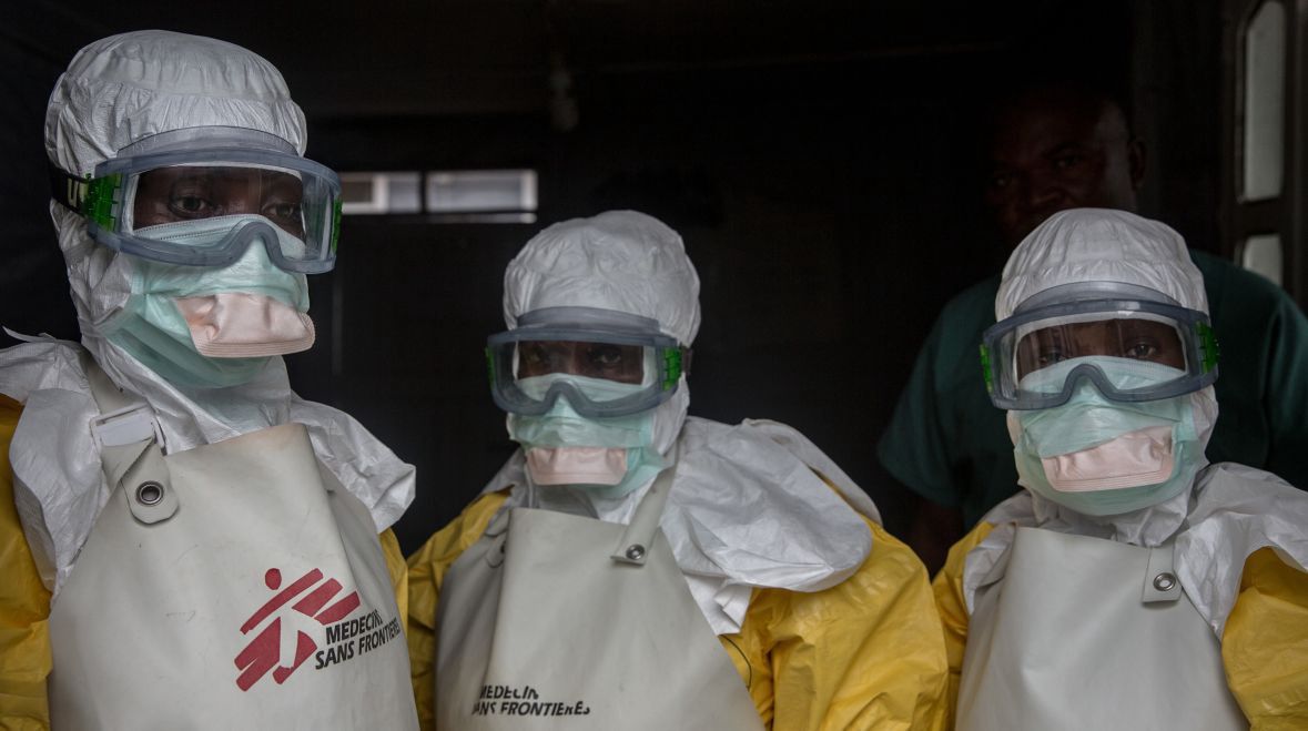 Personel medyczny ubrany w sprzęt ochronny przed wejściem do izolatki w ośrodku leczenia wirusa Ebola w Goma. Demokratyczna Republika Konga, czerwiec 2019 roku