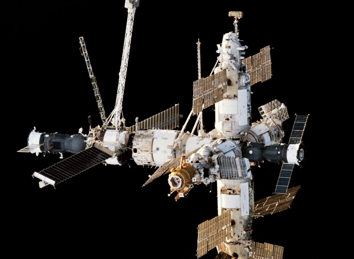 Stacja kosmiczna MIR widziana z promu kosmicznego Endeavour. Po lewej stronie zacumowany statek transportowy Progress, po prawej statek Sojuz