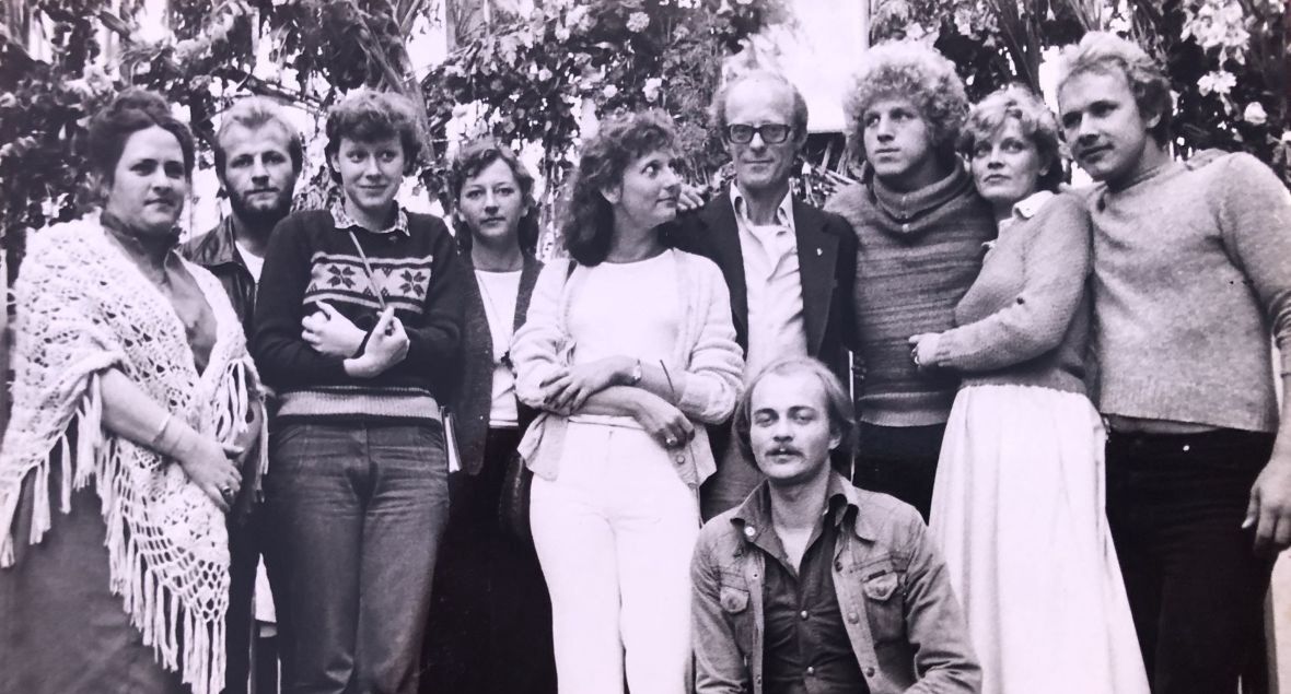 Jan Kucharski (z prawej) ze znajomymi w stoczni. Sierpień 1980 roku
