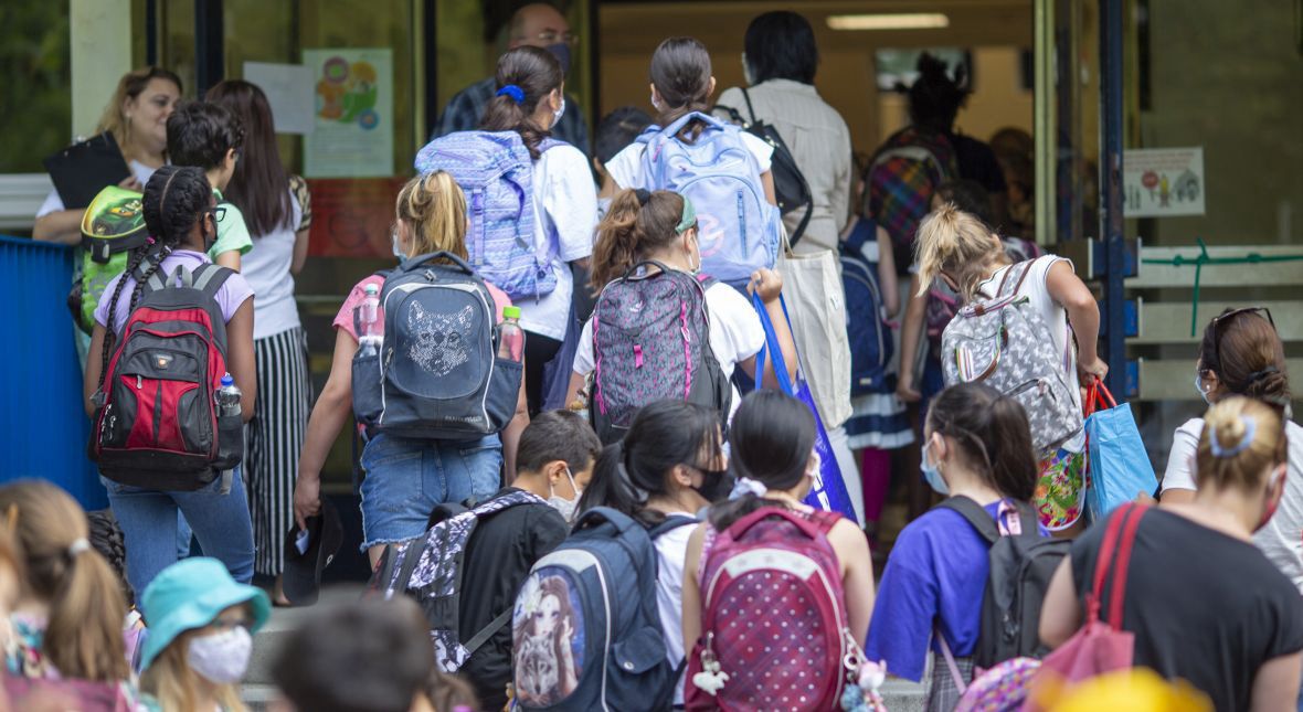 Stan epidemii na zewnątrz szkoły wpłynie na to, co się wydarzy w środku, a nie na odwrót