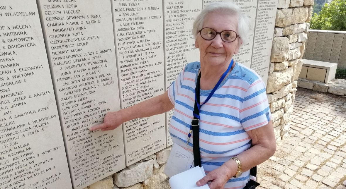 Muzeum Yad Vashem. Zofia Hołub pokazuje swoje nazwisko na pamiątkowej tablicy, na której wymienieni są Sprawiedliwi Wśród Narodów Świata