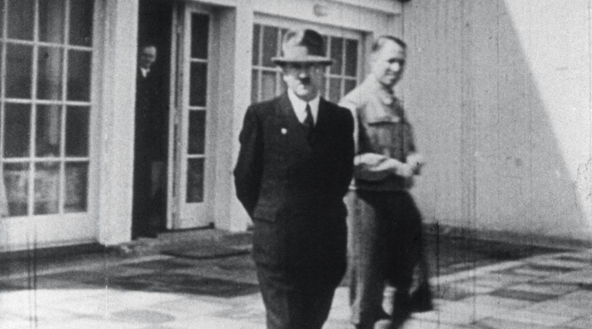 Hitler na tarasie swojej posiadłości w Bawarii. Nabył ją dzięki wpływom ze sprzedaży &quot;Mein Kampf&quot;