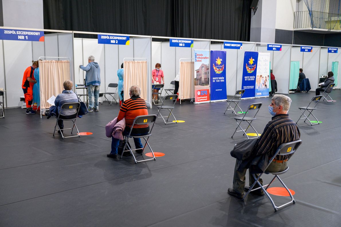 Tarnów, 28.04.2021. Koronawirus w Polsce. Nowo otwarty miejski Punkt Szczepień Powszechnych w hali widowiskowo-sportowej przy ul. Gumniskiej w Tarnowie, 28 bm. (mr) PAP/Paweł Topolski