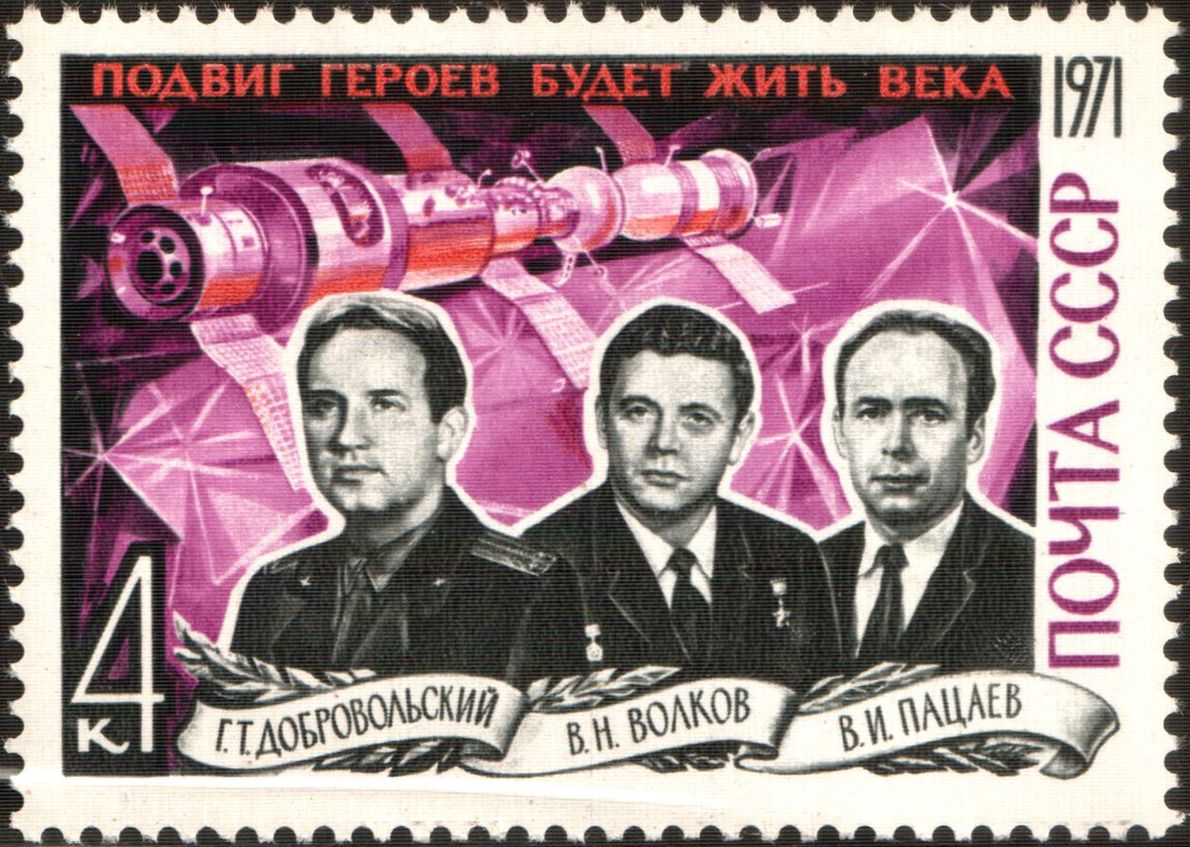 Znaczek pocztowy z podobiznami załogi &quot;Sojuz 11&quot;, która zginęła podczas powrotu ze stacji Salut - 1. Od lewej kosmonauci Gieorgij Dobrowolski, Władysław Wołkow i Wiktor Pacajew