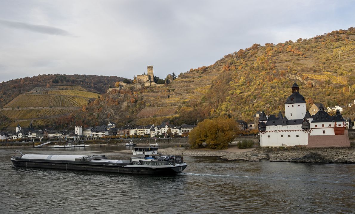 Barka rzeczna manewruje na Renie w okolicach miasta Kaub w Niemczech