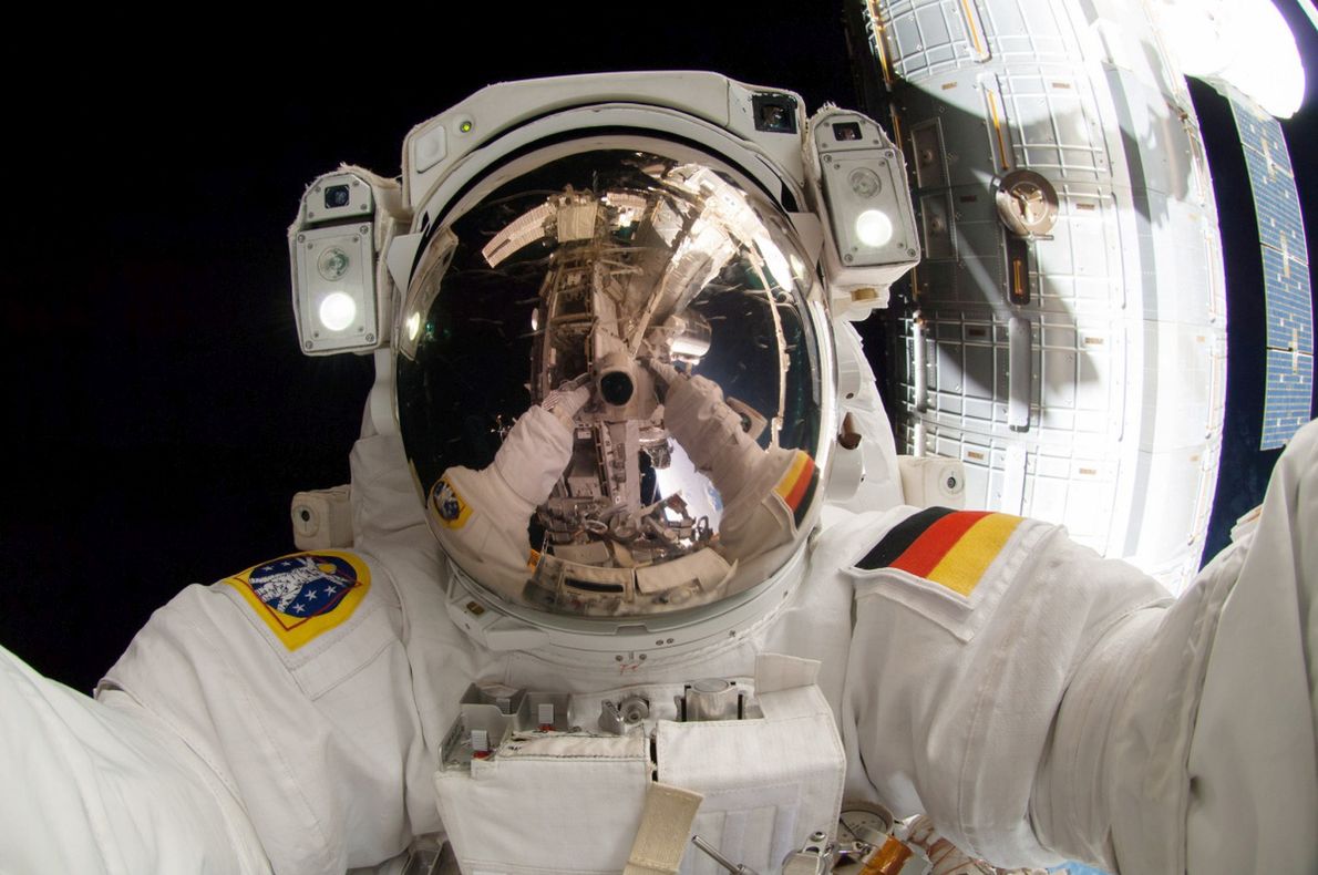 #description=Niemiecki astronauta Alexander Gerst robi sobie selfie podczas kosmicznego spaceru. Gerst śmiałą i szybką decyzją zapobiegł groźnej sytuacji na Międzynarodowej Stacji Kosmicznej#