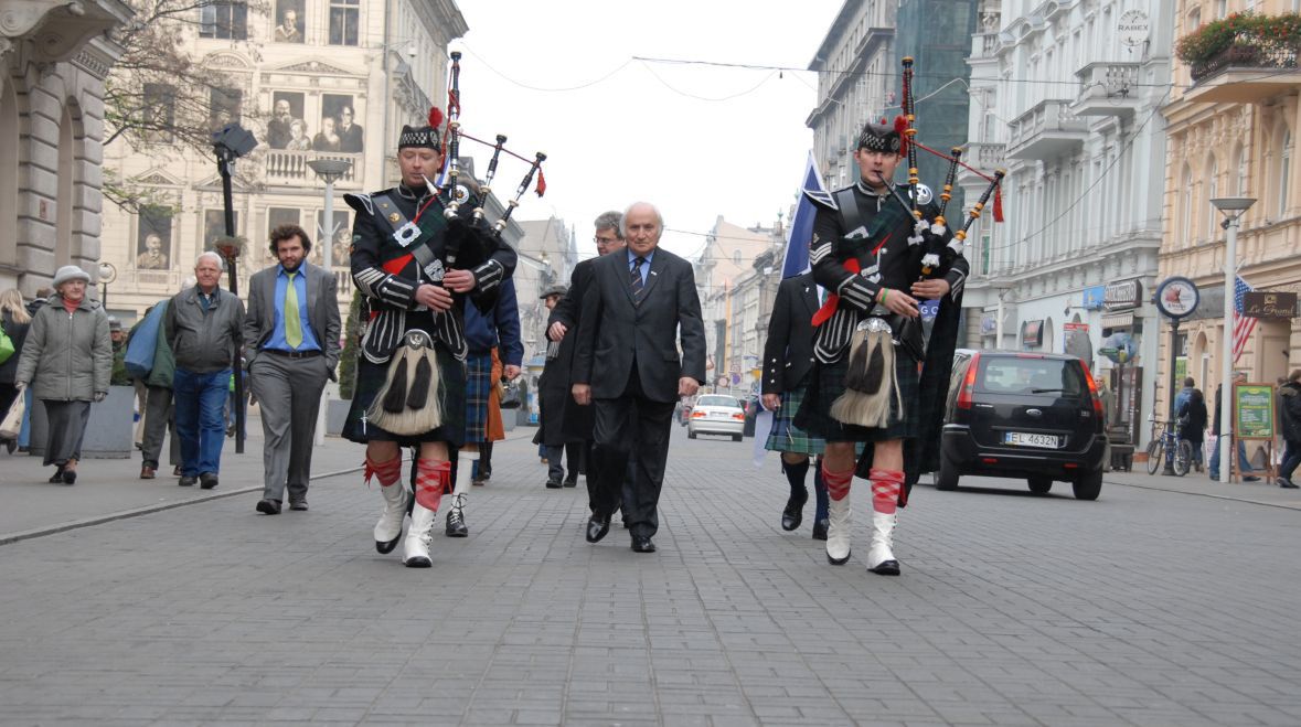 Łódź, rok 2007. Richard Demarco w drodze po odbiór tytułu honorowego obywatela miasta