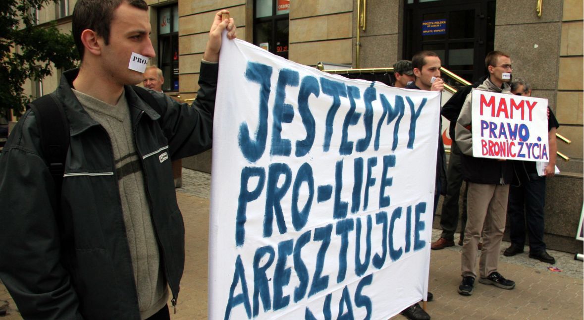 Pikieta Młodzieży Wszechpolskiej w dniu wydania wyroku w sprawie organizatora wystawy antyaborcyjnej. Czerwiec 2006 roku