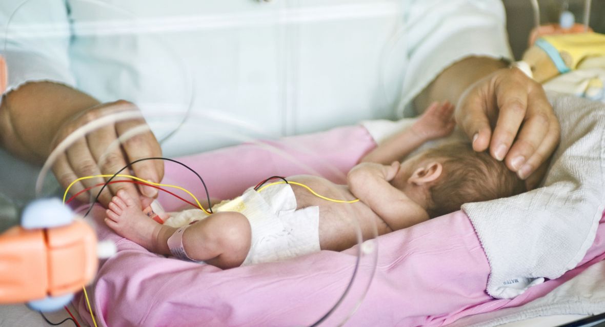 &quot;Podczas pobytu na oddziale neonatologicznym niesie się też cierpienie innych kobiet&quot;. Na zdjęciu: wcześniak na oddziale neoantologii