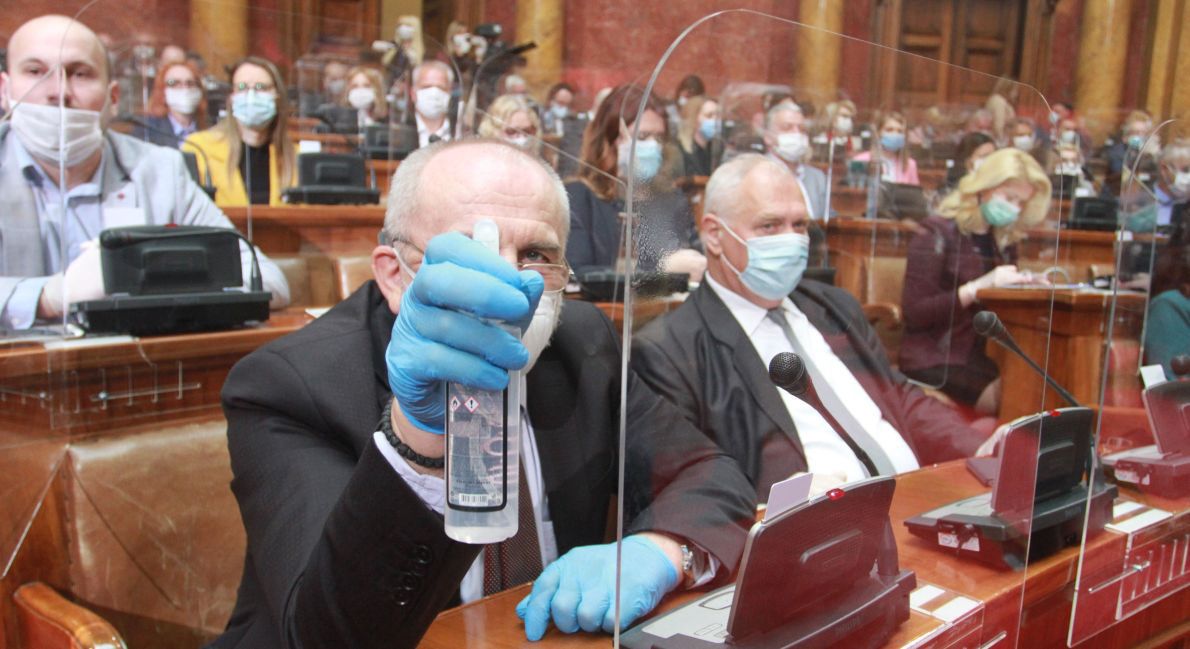 Serbscy parlamentarzyści już wiedzą, że rakija to za mało. Wybierają środki dezynfekujące