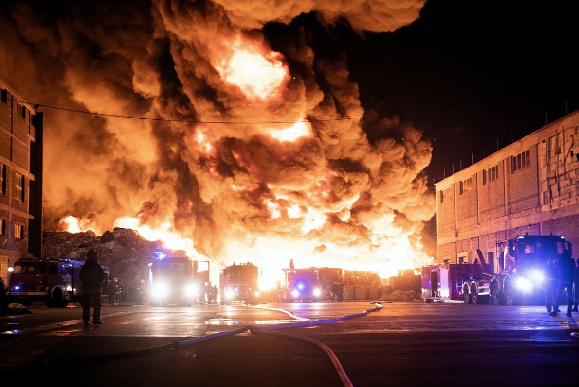 Pożar składowiska śmieci, do którego doszło w maju 2018, gaszono 7 dni (PAP, Grzegorz Michałowski)