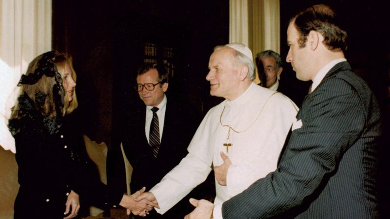 Papież Jan Paweł II ściska dłoń Jill Biden. Z prawej jej mąż, senator, przyszły prezydent USA Joe Biden