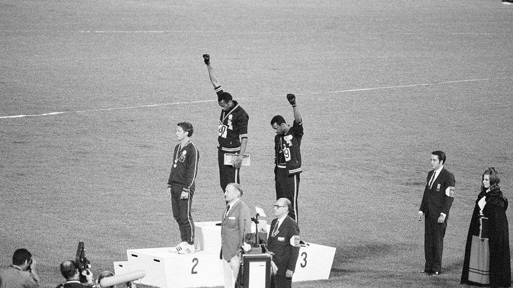 16 października 1968, Mexico City. Medaliści biegu na 200 m, Tommie Smith i John Carlos, protestują z podium przeciw rasizmowi w USA