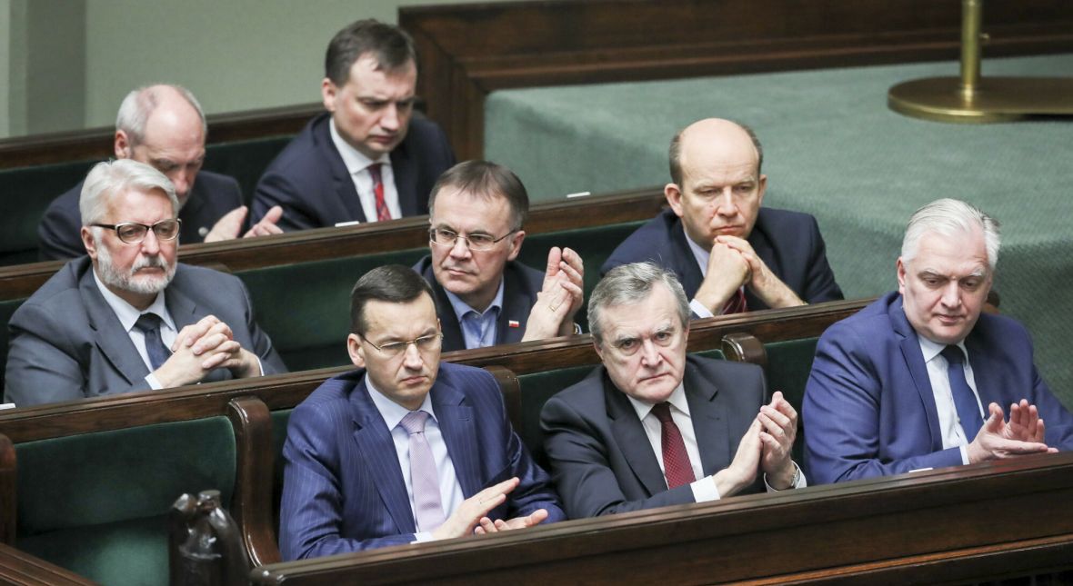 I znów z rządowych ławach. Jarosław Gowin (z prawej) często głosuje &quot;za&quot;, ale się nie cieszy