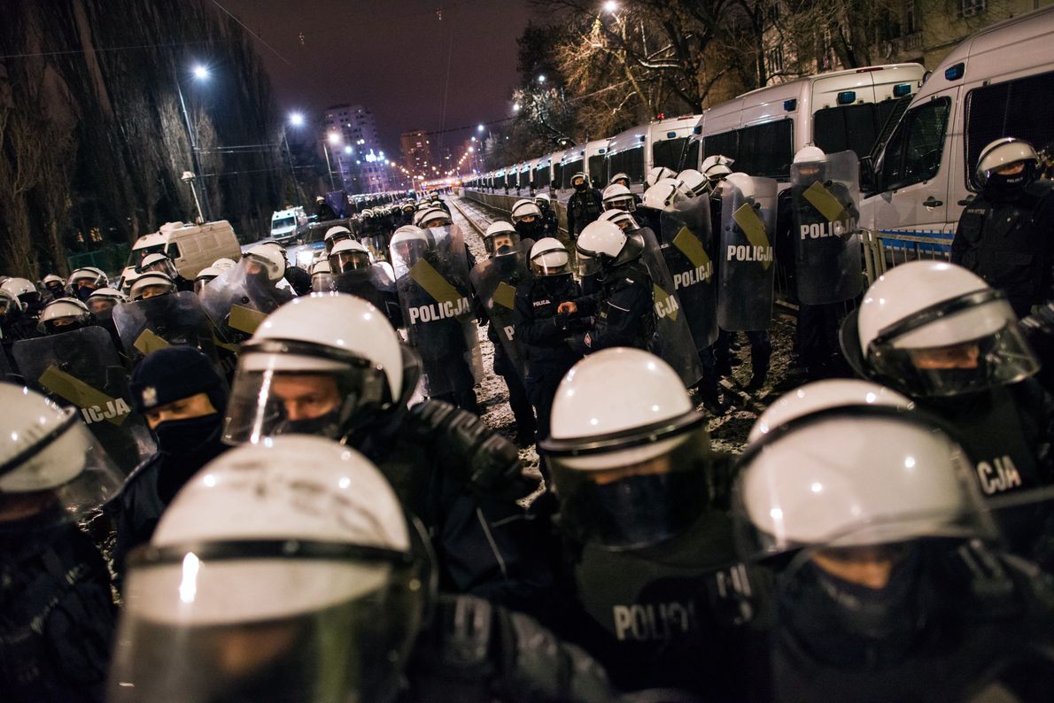 30 stycznia 2021 r. Setki policjantów ochraniają przed protestami Strajku Kobiet dom Jarosława Kaczyńskiego na warszawskim Żoliborzu