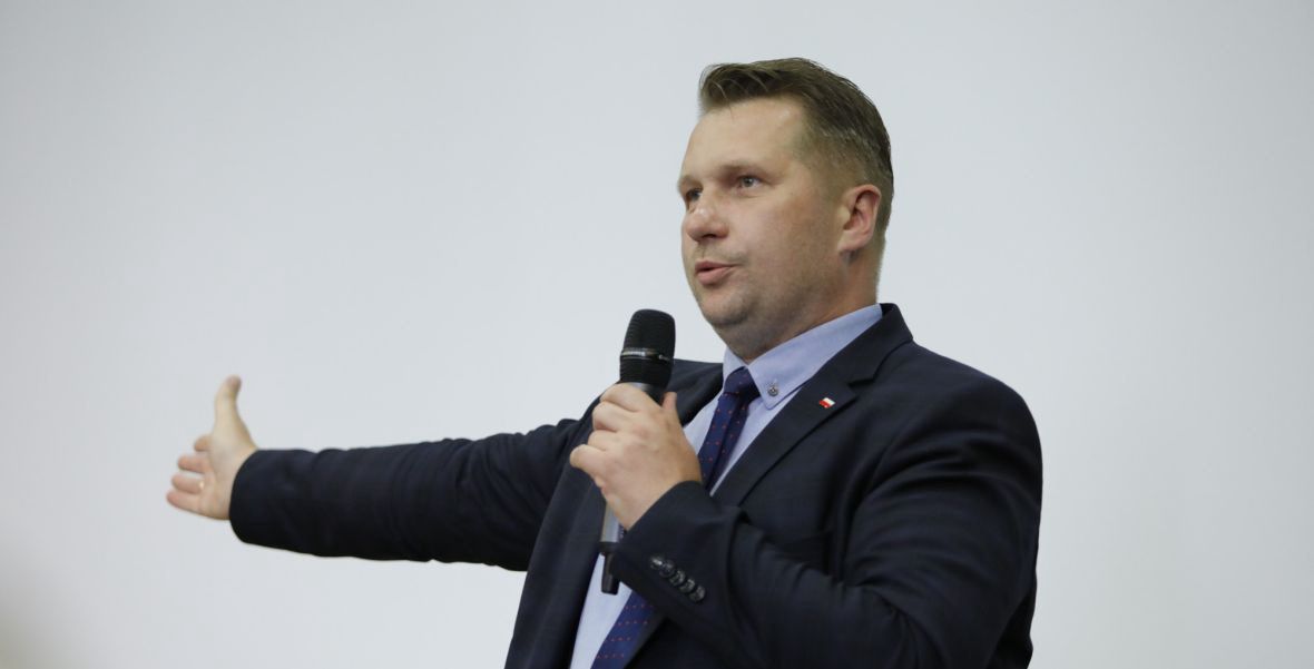 &quot;Przemysław Czarnek to też niezły „generatorek szumu”. Jako minister nie jest nikomu do niczego potrzebny. Nic nie zrobi, bo nic nie potrafi poza gadaniem nienawistnych andronów&quot;