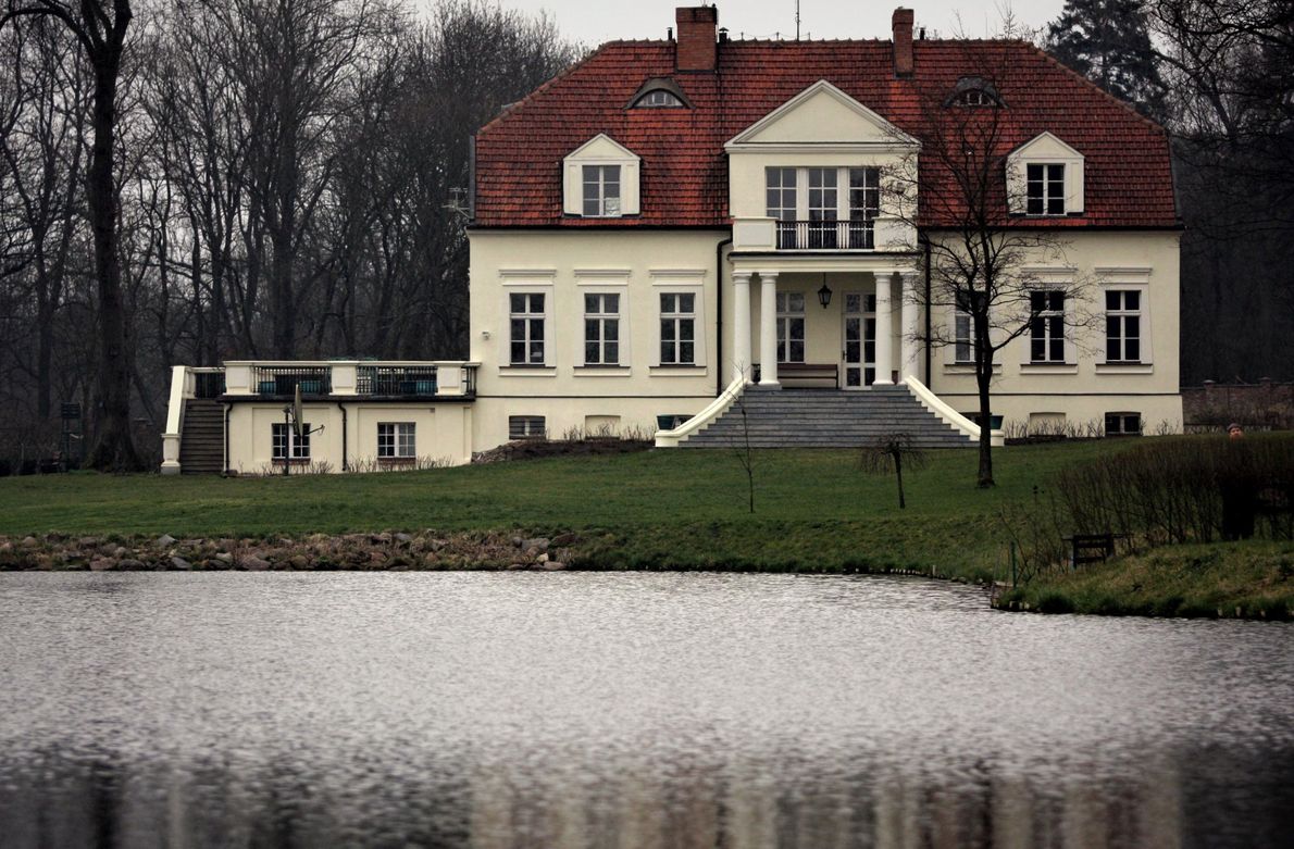 Dworek w Chobielinie, należący do Anne Applebaum i jej męża, b. szefa MSZ RP Radosława Sikorskiego. To tam odbyły się przyjęcia, o których Applebaum pisze w swojej książce &quot;Zmierzch demokracji&quot;