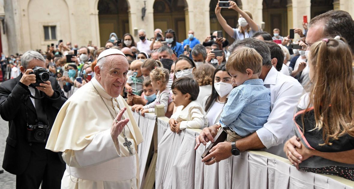 &quot;Choć papież Franciszek dużo mówi o decentralizacji, to w praktyce chętnie steruje wszystkim ręcznie, a nie da się samodzielnie kierować instytucją, do której należy 1,5 miliarda osób&quot;