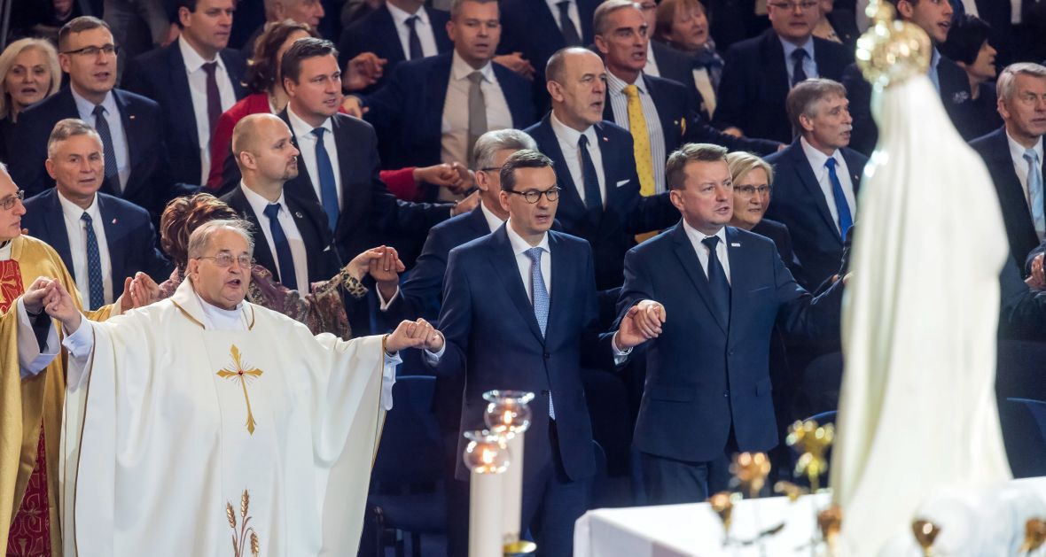 &quot;PiS utrzymuje parasol ochronny nad Kościołem i - w tej kwestii nie różni się od poprzednich ekip - przekazuje ogromne środki na różne kościelne cele. Różnica polega na tym, że PiS sypie instytucjom kościelnym więcej&quot;