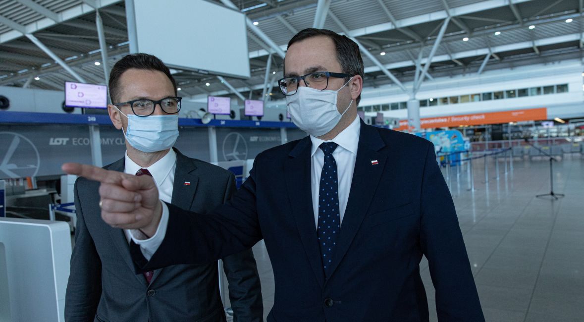 Wiceministrowie infrastruktury Waldemar Buda (z lewej) i Marcin Horala podczas konferencji prasowej w sprawie pomocy lotniskom poszkodowanym w związku z epidemią koronawirusa. Lotnisko Okęcie, 22 maja 2020 roku