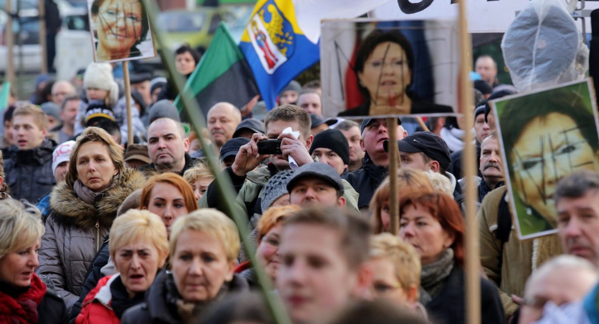 Górnicy wraz z rodzinami protestują przeciwko planowi zamknięcia kopalni Pokój. Styczeń 2015 roku