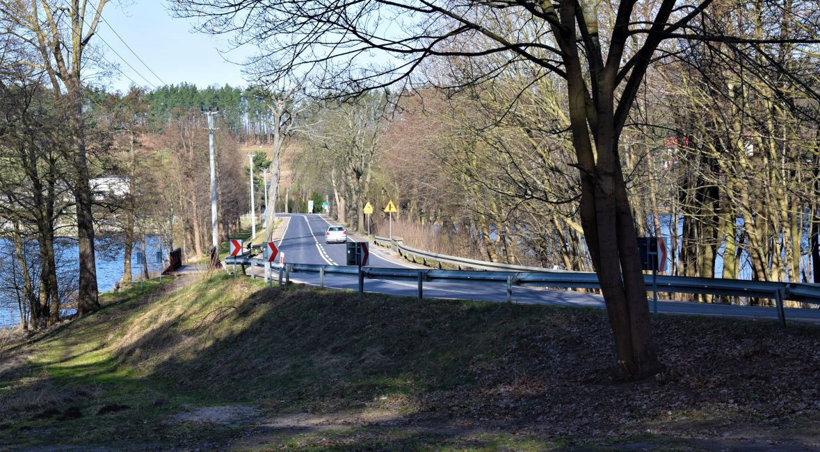 Droga na grobli oddzielającej jeziora Raduńskie Górne i Dolne. Marzec 2020 roku