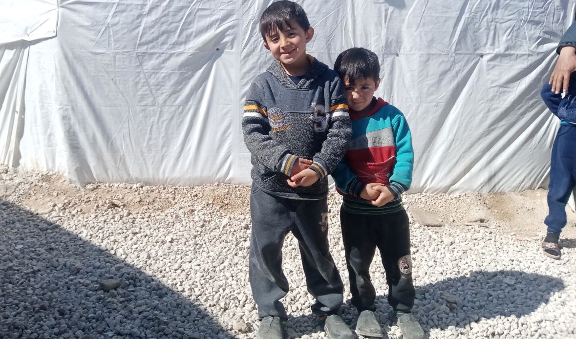 7-letni Omar i jego o dwa lata młodszy brat Ali urodzili się już w obozie. Ich rodzice nie widzą szans na poprawę losu synów