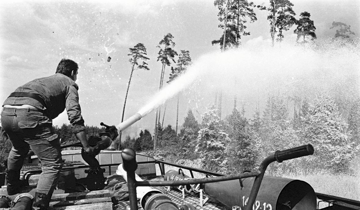 27 sierpnia 1992 roku, Kuźnia Raciborska. &quot;Rozgrzane olejki zaczynają działać jak mieszanina wybuchowa i ogień w ekspresowym tempie przenosi się na kolejne drzewa. Las ginie&quot;