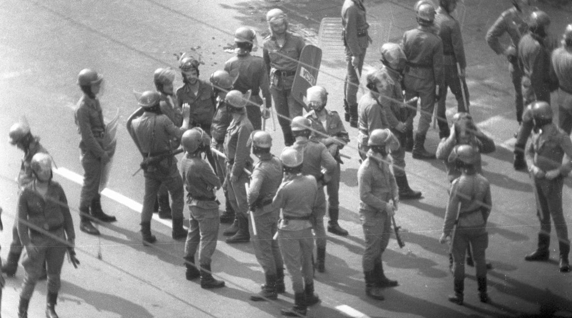 Obchody Święta Pracy w stanie wojennym. Manifestacja &quot;Solidarności&quot; w Nowej Hucie. Demonstrantów zaatakowały siły ZOMO. Kraków, 1 maja 1983 roku