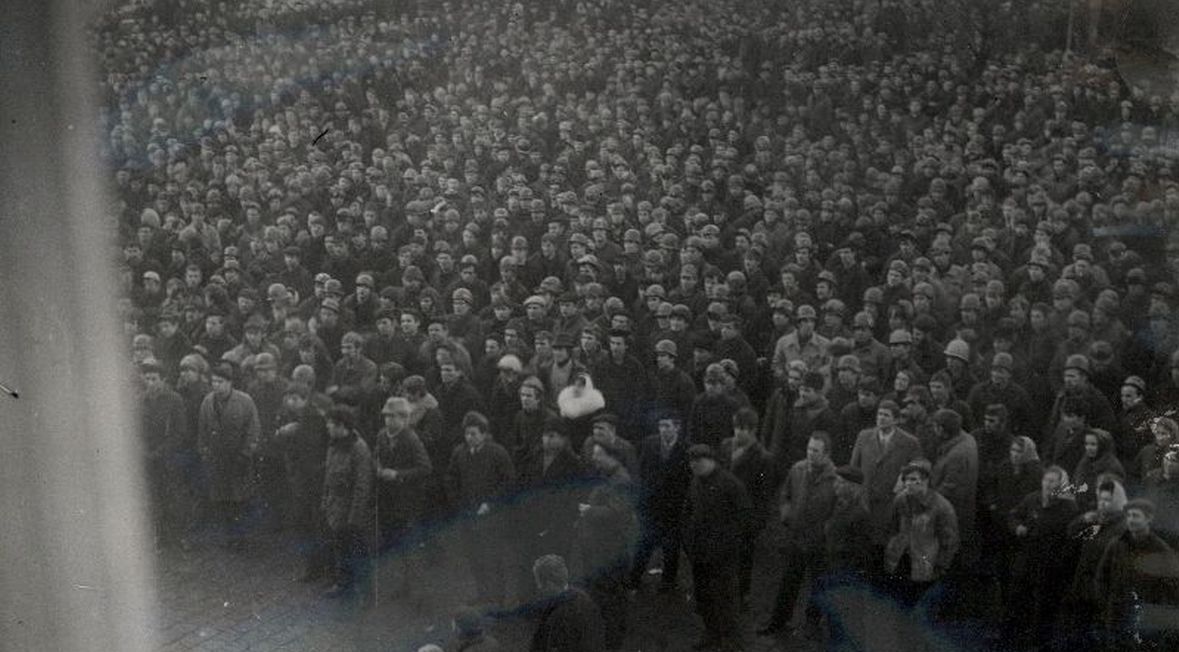 Stoczniowcy przed budynkiem dyrekcji. 14 grudnia 1970 roku