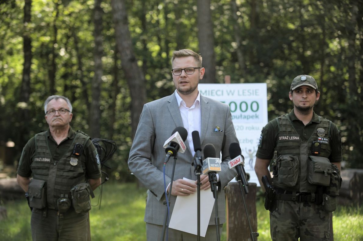 Warszawa, 28.07.2020. Minister środowiska Michał Woś podczas konferencji dotyczącej śmiecenia w lasach