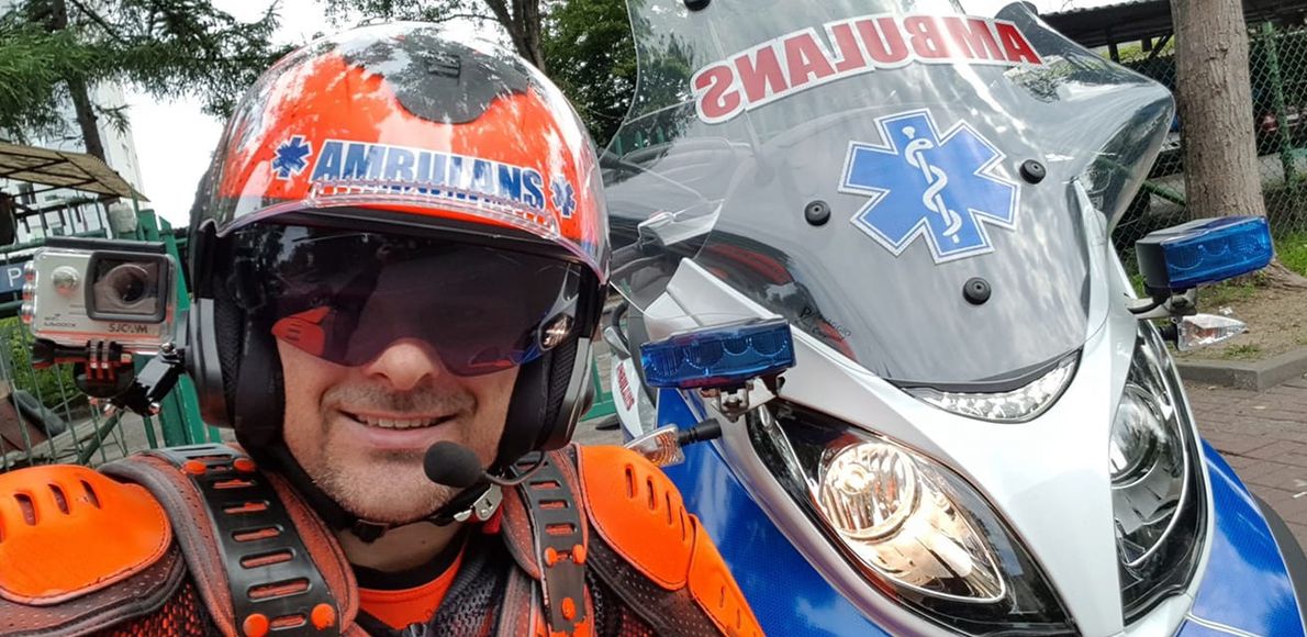 Marcin Borkowski po pracy wsiada na motoambulans i jeździ po Warszawie ratować ludzi