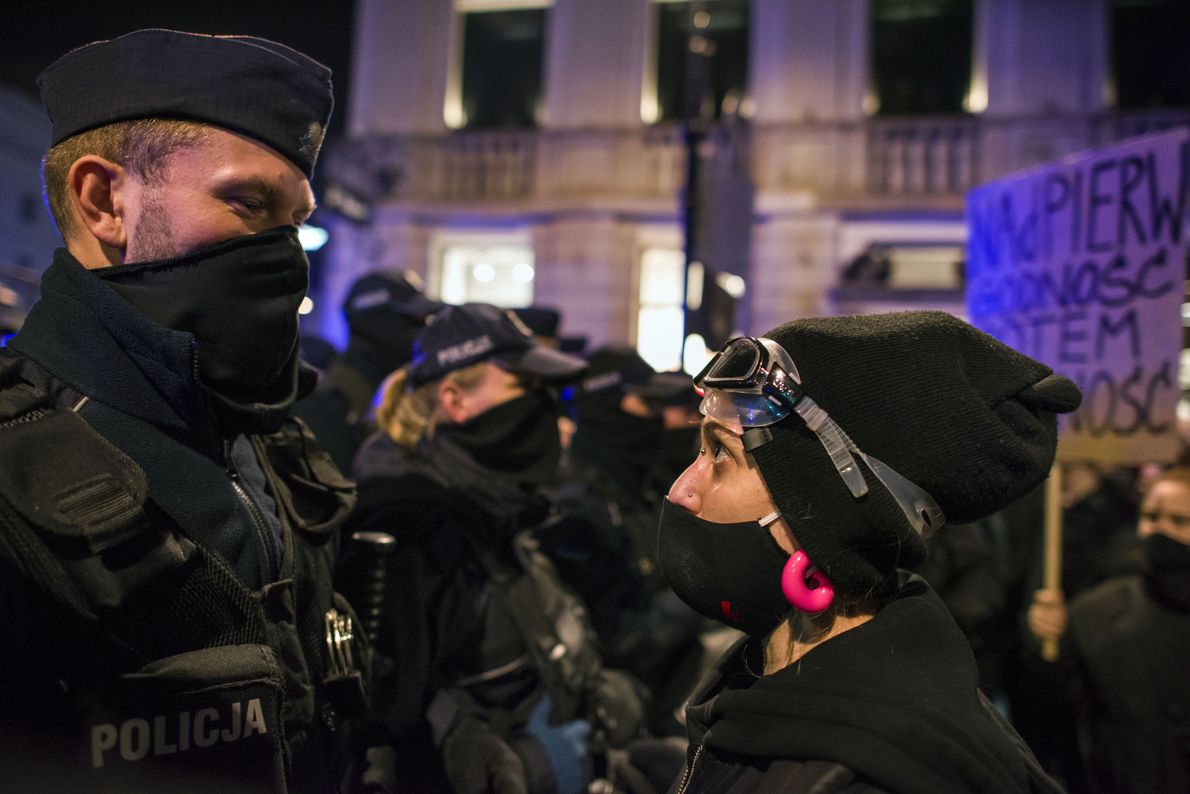 Policjant i demonstrantka podczas protestów przeciwko zaostrzeniu ustawy aborcyjnej w Polsce. 29. dzień protestów Strajku Kobiet zakończył się pod budynkiem Telewizji Polskiej, gdzie policja użyła gazu pieprzowego i zatrzymała wielu uczestników demonstracji
