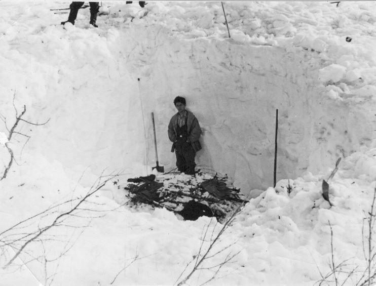 Zdjęcie wykonane przez ratowników, pracujących na miejscu tragedii. Rozkopywanie śniegu w jarze // fot. Fundacja Pamięci Grupy Diatłowa